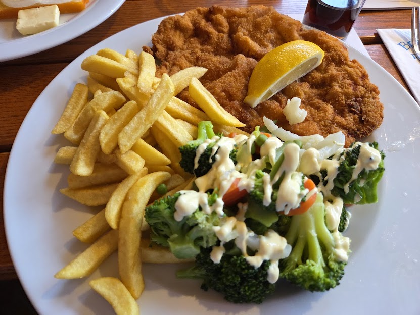Schweineschnitzel Wiener Art mit Pommes frites und Gemüse