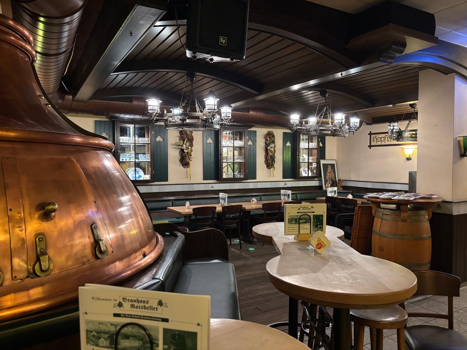 Gastraum im Brauhaus Ratskeller mit großem Kupferkessel