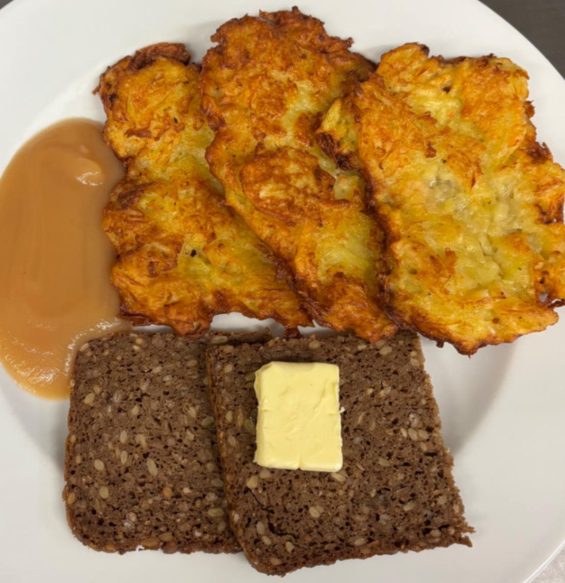 Reibekuchen mit Schwarzbrot und Apfelmus